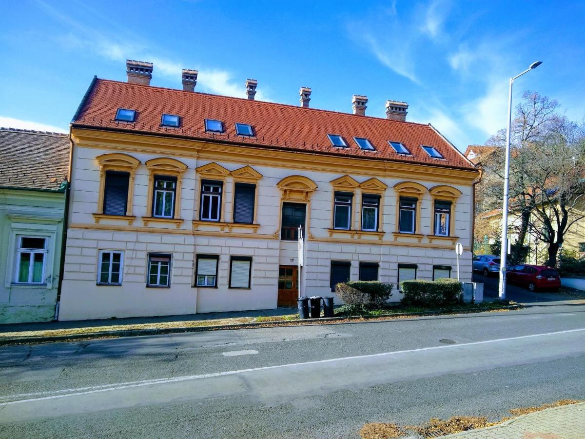 A charming little flat just above Széchenyi Square Apartamento Pécs Exterior foto