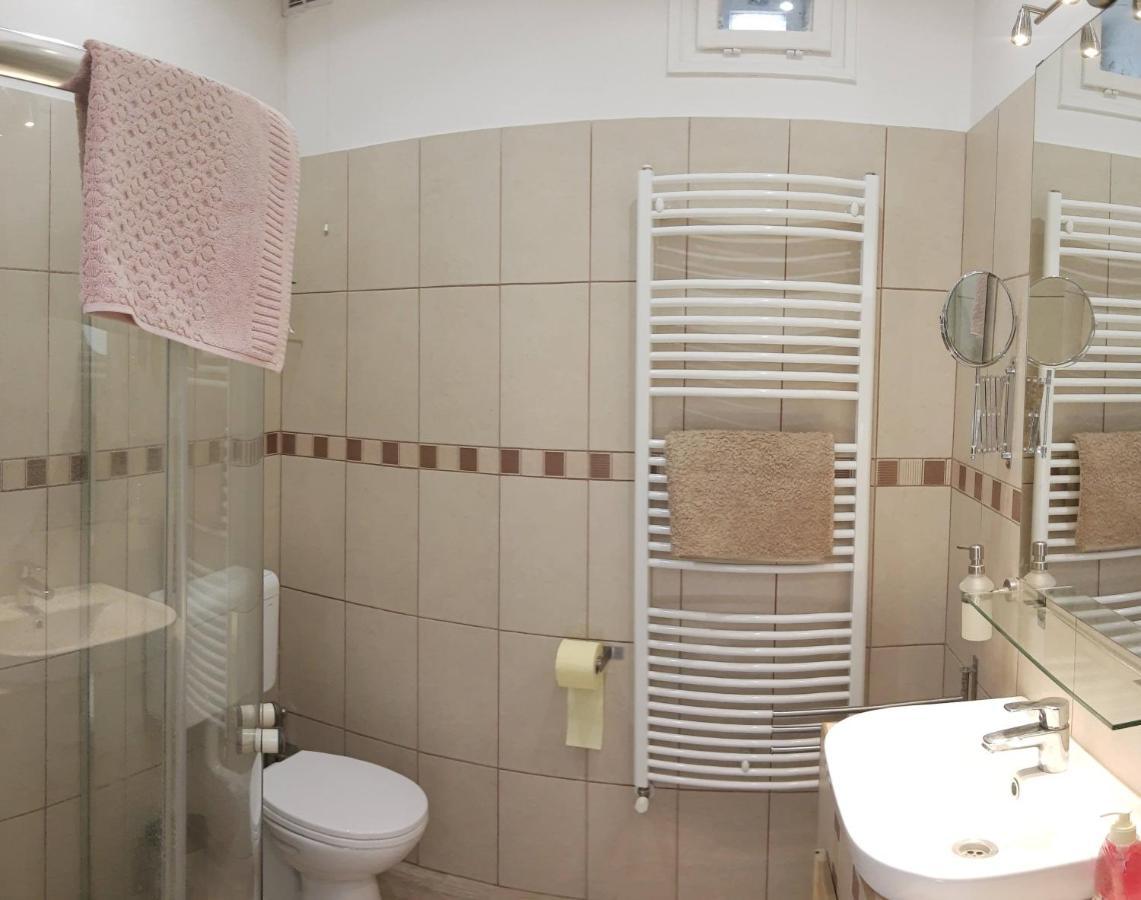 A charming little flat just above Széchenyi Square Apartamento Pécs Exterior foto