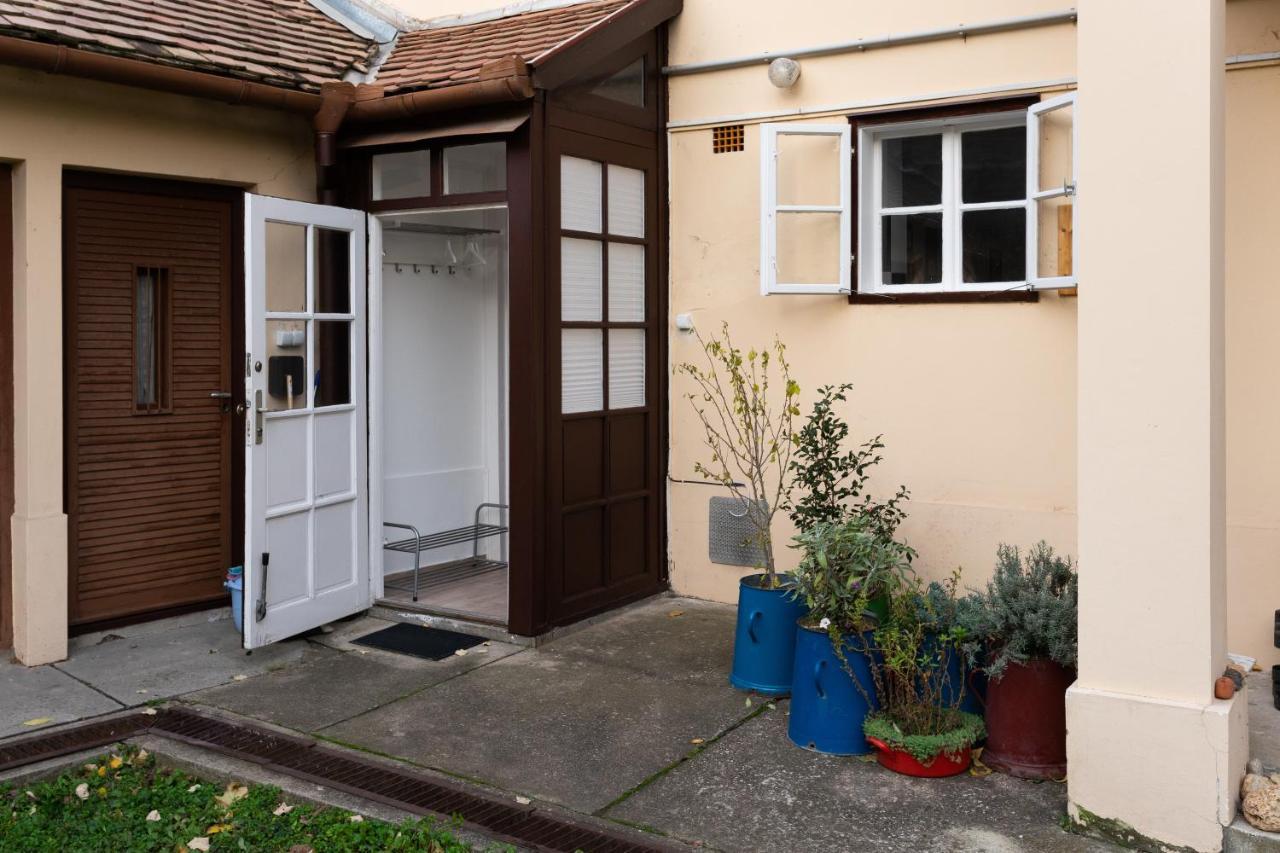 A charming little flat just above Széchenyi Square Apartamento Pécs Exterior foto